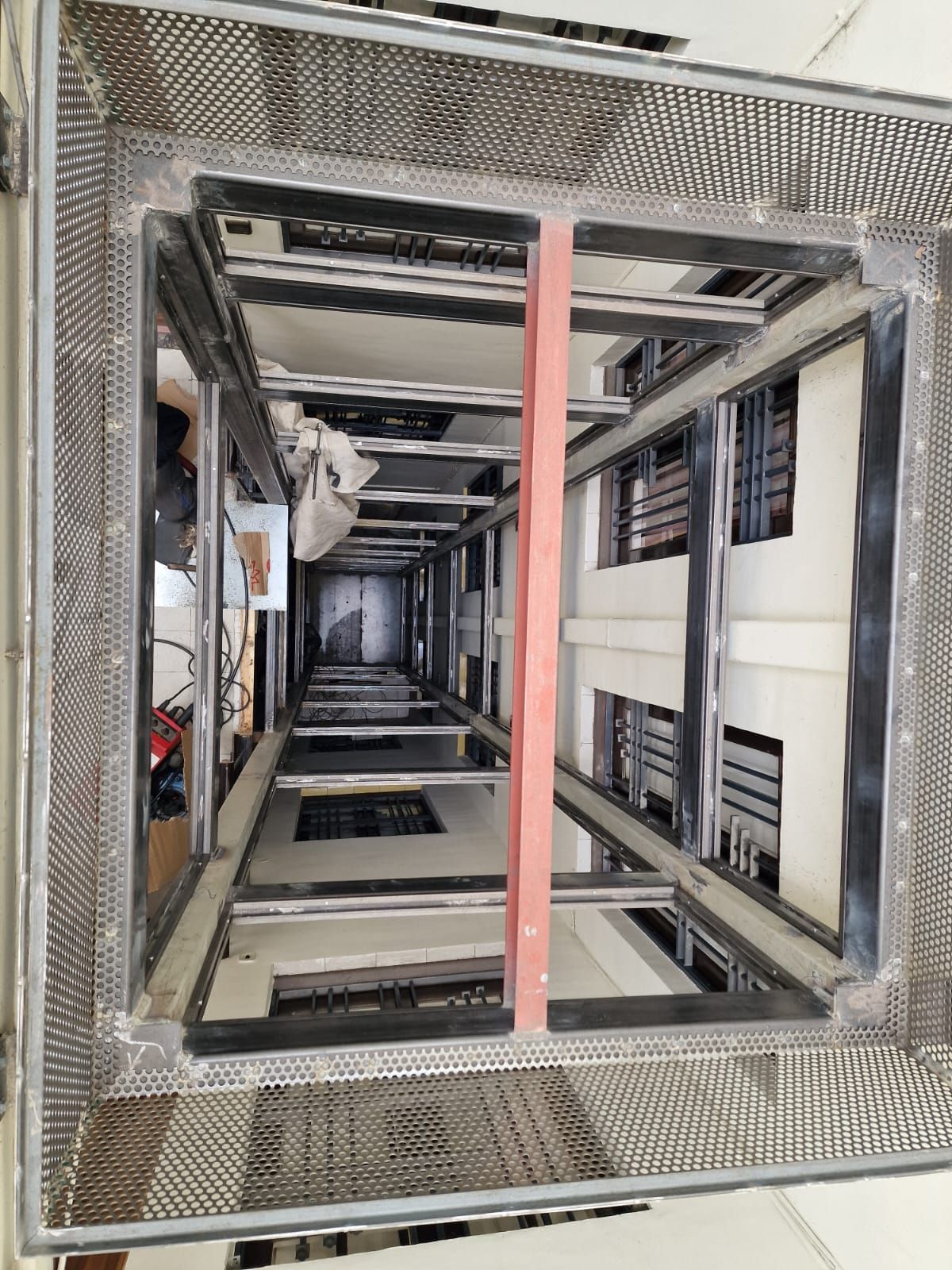 Estructura metàl·lica per a un ascensor vista des del pati interior