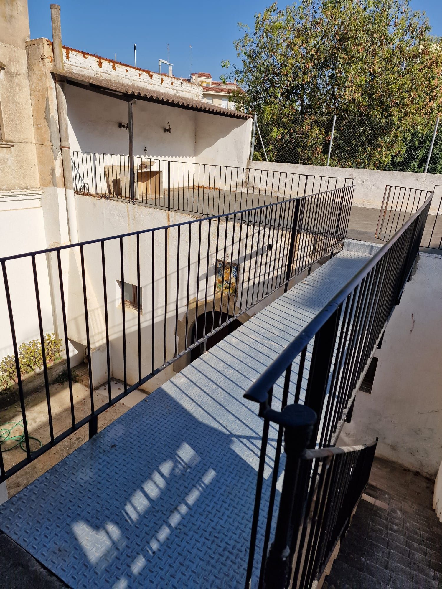 Passarel·la interior amb baranes de ferro